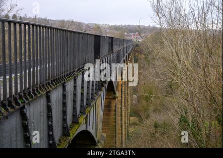 L'aqueduc de Pontcysyllte porte le canal de Llangollen à 127 pieds au-dessus de la rivière Dee dans le nord du pays de Galles. Banque D'Images