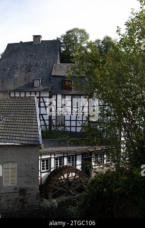 Vue sur les maisons et les rues de la vieille ville allemande colorée Monschau dans le coude de la rivière et caché entre les collines, parc national Eifel, Allemagne en su Banque D'Images