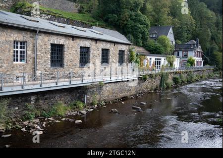 Vue sur les maisons et les rues de la vieille ville allemande colorée Monschau dans le coude de la rivière et caché entre les collines, parc national Eifel, Allemagne en su Banque D'Images