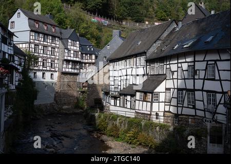 Vue sur les maisons et les rues de la vieille ville allemande colorée Monschau dans le coude de la rivière et caché entre les collines, parc national Eifel, Allemagne en su Banque D'Images