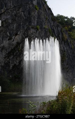 Grande fontain par la roche, marcher dans la plus petite ville médiévale dans le monde Durbuy sur la rivière Ourthe, Ardennen, Belgique en journée ensoleillée Banque D'Images