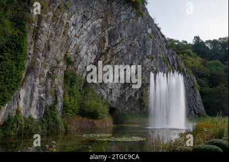 Grande fontain par la roche, marcher dans la plus petite ville médiévale dans le monde Durbuy sur la rivière Ourthe, Ardennen, Belgique en journée ensoleillée Banque D'Images