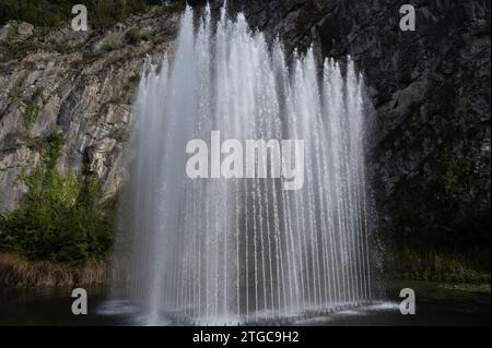 Grande fontain par la roche, marcher dans la plus petite ville médiévale dans le monde Durbuy sur la rivière Ourthe, Ardennen, Belgique en journée ensoleillée Banque D'Images