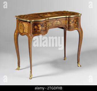 Table à écrire et coiffeuse, Jean François Oeben, c. 1762 - c. 1768 Table collée avec plusieurs types de bois sur un noyau de chêne, avec pâte de bronze doré. Les overhoeks placés des jambes tendues en forme de S courent dans les règles festonnées. Au milieu, la ligne de front contient une cale, un tiroir récupérateur et des pièces latérales inondées et peut être étendue dans son intégralité ; au-dessus du tiroir un vantail pliant avec miroir. Les règles et le magazine montrent des champs avec des travaux de pneus ; sur la pré-ligne et la feuille avec des motifs floraux et sur le côté des règles avec des motifs à quatre passes et tresse. Bois de Paris (matière végétale). chêne (bois). rosew Banque D'Images