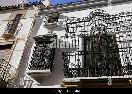 Ronda, Malaga, Espagne- 21 octobre 2023 : magnifique bâtiment avec balcons avec treillis en fer forgé Banque D'Images