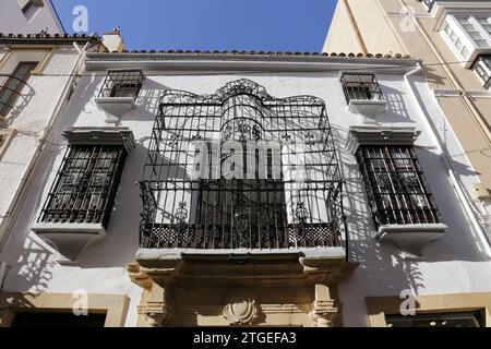 Ronda, Malaga, Espagne- 21 octobre 2023 : magnifique bâtiment avec balcons avec treillis en fer forgé Banque D'Images