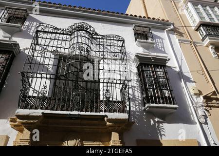 Ronda, Malaga, Espagne- 21 octobre 2023 : magnifique bâtiment avec balcons avec treillis en fer forgé Banque D'Images