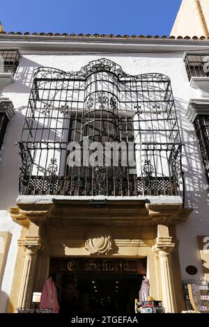 Ronda, Malaga, Espagne- 21 octobre 2023 : magnifique bâtiment avec balcons avec treillis en fer forgé Banque D'Images