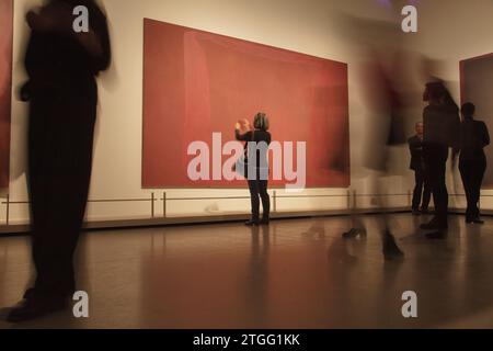 Visiteurs de l’exposition rétrospective de l’artiste Mark Rothko à la Fondation Louis Vuitton à Paris Banque D'Images