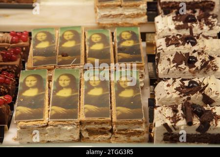 Une image de la Joconde est utilisée pour garnir les gâteaux de dessert dans la vitrine du Concerto Caffe dans le carrousel du Louvre, Paris, France Banque D'Images