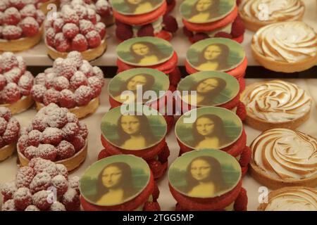 Une image de la Joconde est utilisée pour garnir les gâteaux de dessert dans la vitrine du Concerto Caffe dans le carrousel du Louvre, Paris, France Banque D'Images