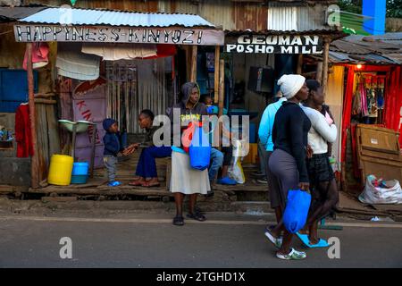 NAIROBI, Afrique. 19 décembre 2023. Les piétons passent devant les rues animées du bidonville de Kibera à Nairobi, au Kenya. Une vue à travers la vie quotidienne à Kibera actuellement le plus grand bidonville d'Afrique et les activités commerciales quotidiennes effectuées par les résidents locaux. (Image de crédit : © Donwilson Odhiambo/ZUMA Press Wire) USAGE ÉDITORIAL SEULEMENT! Non destiné à UN USAGE commercial ! Banque D'Images