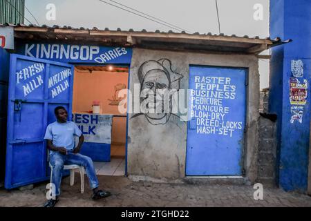 NAIROBI, Afrique. 19 décembre 2023. Un homme est assis devant sa boutique dans le bidonville de Kibera, Nairobi. Une vue à travers la vie quotidienne à Kibera actuellement le plus grand bidonville d'Afrique et les activités commerciales quotidiennes effectuées par les résidents locaux. (Image de crédit : © Donwilson Odhiambo/ZUMA Press Wire) USAGE ÉDITORIAL SEULEMENT! Non destiné à UN USAGE commercial ! Banque D'Images