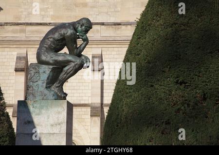 Un casting du penseur, une sculpture emblématique de Rodin dans les jardins du Musée Rodin à Paris, France Banque D'Images