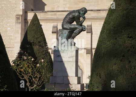 Un casting du penseur, une sculpture emblématique de Rodin dans les jardins du Musée Rodin à Paris, France Banque D'Images