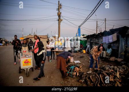 NAIROBI, Afrique. 19 décembre 2023. Les colporteurs vendent leur produit dans les rues animées du bidonville de Kibera, Nairobi. Une vue à travers la vie quotidienne à Kibera actuellement le plus grand bidonville d'Afrique et les activités commerciales quotidiennes effectuées par les résidents locaux. (Image de crédit : © Donwilson Odhiambo/ZUMA Press Wire) USAGE ÉDITORIAL SEULEMENT! Non destiné à UN USAGE commercial ! Banque D'Images