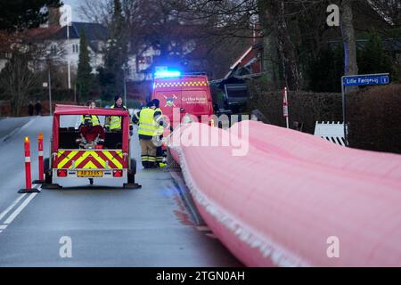 L’Agence danoise de défense civile déploie des tubes d’eau sur le pont Kronprins Frederiks, qui traverse le fjord de Roskilde près de Frederikssund, le mercredi 20 décembre 2023. On s'attend à ce que la tempête Pia cause des niveaux d'eau élevés dans la région. (Photo : Keld Navntoft Ritzau/Scanpix) Banque D'Images