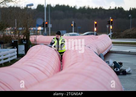 L’Agence danoise de défense civile déploie des tubes d’eau sur le pont Kronprins Frederiks, qui traverse le fjord de Roskilde près de Frederikssund, le mercredi 20 décembre 2023. On s'attend à ce que la tempête Pia cause des niveaux d'eau élevés dans la région. (Photo : Keld Navntoft Ritzau/Scanpix) Banque D'Images