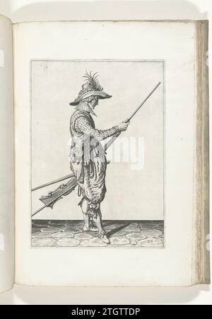 Soldat qui pousse Kruit et Bullet avec son tiroir et sa balle dans le cours de son mousquet (n° 27), ca. 1600, 1597 - 1607 Un soldat, à droite, à droite, qui tient un mousquet (un certain type d'arme à feu) avec sa main gauche sur sa cuisse gauche et avec sa main droite apporte son bâton de chargement pour pousser et tirer (no 27), 1600. Dans sa main gauche en plus du mousquet, mais aussi un furket (fourche de mousquet) et une mèche. Planche 27 dans les instructions pour la manipulation du mousquet : Corte Initiation sur l'image Figuerliicke, tant agaet le droit Ghebruyck vant Musquet. Partie des illustrations dans : J. de Banque D'Images