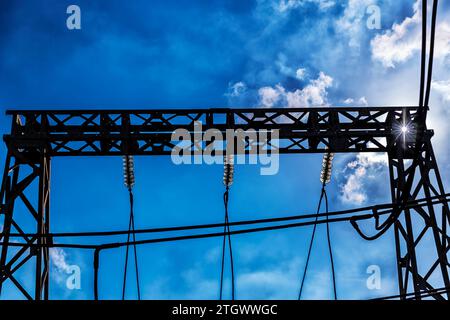 Ligne électrique à haute tension contre le ciel bleu. Les fils métalliques sur une tour haute tension transmettent l'électricité sur de longues distances aux villes. Banque D'Images