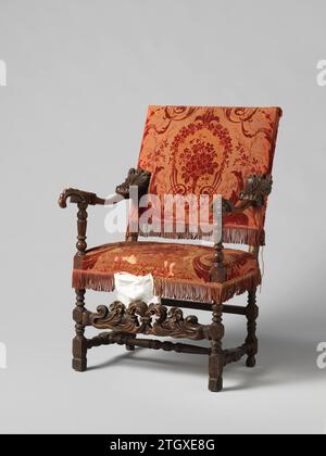 Armstoel, anonyme, 1700 fauteuil en noyer, recouvert de velours moderne pressé rouge avec motifs floraux. Le mobilier repose sur des pieds avec maison et section, reliés par une croix en forme de H. Un sport avec une grande feuille d'acanthe est installé à l'avant. Les étoiles d'accoudoir également articulées soutiennent le léger maintien, à l'avant des banlieues, se terminant par des motifs de feuilles poignardées. Italie bois (matériel végétal). noyer (bois dur). Velours (tissu tissé) fauteuil en noyer, recouvert de velours rouge moderne pressé avec des motifs floraux. Le mobilier repose sur des pieds avec maison et section, reliés par un Banque D'Images
