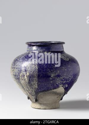 Pot ovoïde à glaçure bleue, anonyme, c. 1100 - c. 1299 pot de quartas fritry largement recouvert d'une laze d'alarme bleue monochrome. Faïence iranienne. Vitrification glaçure Pot de quartas fritry largement recouvert d'une laze d'alarme bleue monochrome. Faïence iranienne. vitrification de glaçure Banque D'Images