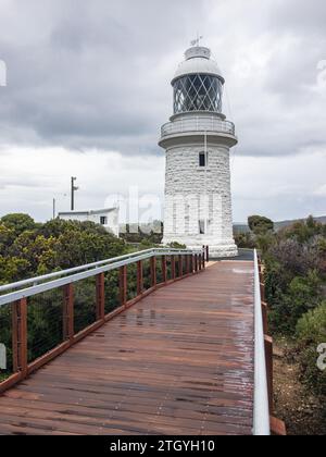 Vieux phare blanc à Cape Naturaliste, Australie occidentale construit en 1903. Image verticale Banque D'Images