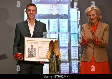 Bruxelles, Belgique. 20 décembre 2023. Le patineur de vitesse belge Bart Swings et la Princesse Astrid de Belgique photographiés lors de la cérémonie de remise des prix du Trophée National du mérite sportif 2023 (Trophee National du merite sportif - nationale Trofee voor Sportverdienste), à l'Hôtel de ville de Bruxelles, mercredi 20 décembre 2023. BELGA PHOTO LAURIE DIEFFEMBACQ crédit : Belga News Agency/Alamy Live News Banque D'Images