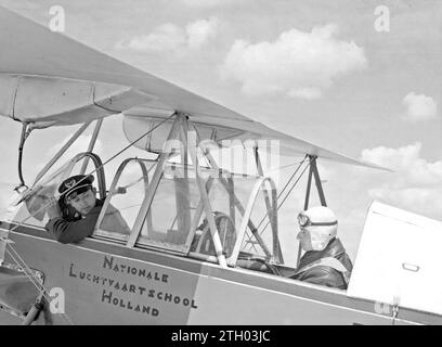 Un avion d'entraînement Koolhoven FK-46 surnommé «Koe ou Koebeest» en raison de son comportement de vol docile de la National Aviation School Holland à Amsterdam Schiphol avec instructeur et étudiant. env. 1933 Banque D'Images