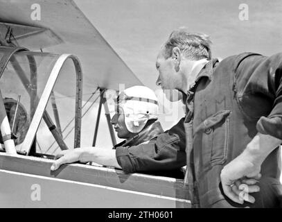 Un mécanicien appuyé et un aspirant pilote assis dans un Koolhoven FK-46, surnommé «Koe ou Koebeest» par l'École nationale d'aviation d'Amsterdam Schiphol en raison de son comportement de vol docile. env. 1933 Banque D'Images