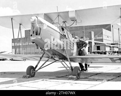 Un mécanicien parle à l'aspirant pilote de l'avion d'entraînement Koolhoven-FK 46 surnommé «Koe ou Koebeest» en raison de son comportement de vol docile de la National Aviation School Holland à Amsterdam Schiphol CA. 1933 Banque D'Images