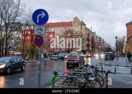 Kiezblock Reuterkiez, Einbahnstraßen, Poller und sperren für den Durchgangsverkehr in Berlin-Neukölln, Neues Verkehrskonzept Reuterkiez soll den Durchgangsverkehr von Nebenstraßen auf die Hauptstrassen verlagern. Einbahnstraßen, Poller und sperren für den Durchgangsverkehr.Berlin-Neukölln, Hobrechtbrücke, Falschfahrer in der Einbahnstraße. *** Kiezblock Reuterkiez, rues à sens unique, bornes et barrières pour le trafic de transit à Berlin Neukölln, Nouveau concept de trafic Reuterkiez vise à déplacer le trafic de rues latérales vers les routes principales rues à sens unique, bornes et barrières pour le trafic de transit Banque D'Images