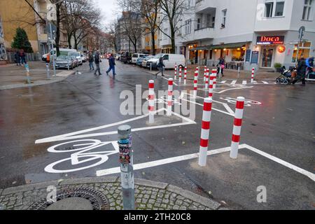 Kiezblock Reuterkiez, Einbahnstraßen, Poller und sperren für den Durchgangsverkehr in Berlin-Neukölln, Neues Verkehrskonzept Reuterkiez soll den Durchgangsverkehr von Nebenstraßen auf die Hauptstrassen verlagern. Einbahnstraßen, Poller und sperren für den Durchgangsverkehr.Berlin-Neukölln, Poller an der Friedelstraße . *** Kiezblock Reuterkiez, rues à sens unique, bornes et barrières pour le trafic de transit à Berlin Neukölln, Nouveau concept de trafic Reuterkiez vise à déplacer le trafic de transit des rues latérales vers les routes principales rues à sens unique, bornes et barrières pour le trafic de transit Berlin Neukölln, B. Banque D'Images