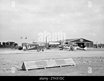 L'aéroport de Rotterdam Waalhaven avec le pavillon de l'école d'aviation néerlandaise à côté de l'usine d'avions Koolhoven. De gauche à droite : un Koolhoven FK-41 (pH-AJN), un Koolhoven FK-46 (pH-FKB) et un Pander EF-85 (pH-AIA) ca. 1935 Banque D'Images