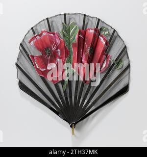 Gamme pliante avec feuille de Tulle noir sur laquelle de grands papavers rouges sont peints et colorés amoureux sur soie, sur un cadre de bois peint en noir et plastique, anonyme, c. 1900 - c. 1920 ventilateurs pliants avec feuille de tulle noir sur laquelle de grands papavers rouges en guophache sont peints sur soie et les amoureux verts et noirs sécurisés. La feuille est haute au milieu et se termine en forme de ballon. Le cadre a 12 pieds non contigus de bois peint en noir, les pieds extérieurs sont en plastique noir. L'anneau de ventilateur est en métal tressé. Fiche Europe (éventuellement) :. Feuille : soie. Blad : paillette. Feuille : peinture (revêtement). f Banque D'Images