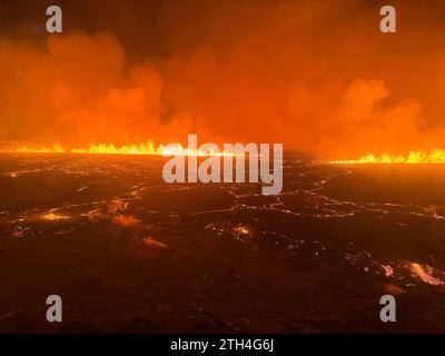 Images aériennes, publiées aux médias par les garde-côtes islandais (LHG) de la péninsule islandaise de Reykjanes alors qu’une éruption volcanique se produit le 19 décembre 2023. (Photos et vidéo par les garde-côtes islandais via Sipa USA) *** photos de presse à usage éditorial uniquement (à l'exclusion des livres et livres photo). Ne peut pas être licencié ou vendu. Crédit obligatoire *** Banque D'Images