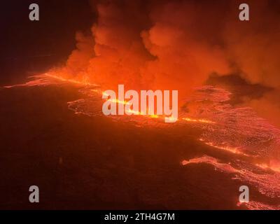 Images aériennes, publiées aux médias par les garde-côtes islandais (LHG) de la péninsule islandaise de Reykjanes alors qu’une éruption volcanique se produit le 19 décembre 2023. (Photos et vidéo par les garde-côtes islandais via Sipa USA) *** photos de presse à usage éditorial uniquement (à l'exclusion des livres et livres photo). Ne peut pas être licencié ou vendu. Crédit obligatoire *** Banque D'Images