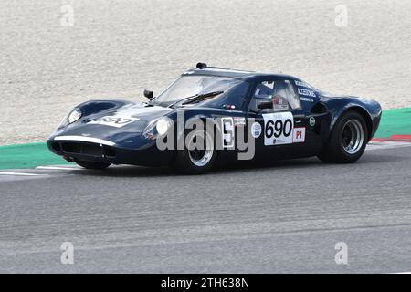 Scarperia, 2 avril 2023 : Chevron B8 année 1969 en action lors du Mugello Classic 2023 au Mugello circuit en Italie. Banque D'Images