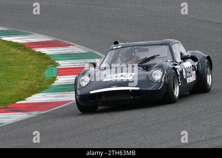 Scarperia, 2 avril 2023 : Chevron B8 année 1969 en action lors du Mugello Classic 2023 au Mugello circuit en Italie. Banque D'Images