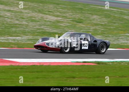 Scarperia, 2 avril 2023 : Chevron B8 année 1969 en action lors du Mugello Classic 2023 au Mugello circuit en Italie. Banque D'Images