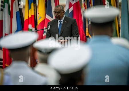 Manama, Bahreïn. 19 décembre 2023. Le secrétaire américain à la Défense, Lloyd Austin, prononce une allocution à l'état-major de la marine à la suite d'un sommet virtuel sur la sécurité de la mer Rouge lors de l'activité de soutien naval, le 19 décembre 2023 à Manama, Bahreïn. Crédit : Chad McNeeley/DOD photo/Alamy Live News Banque D'Images
