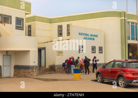 Swakopmund, Namibie - 28 septembre 2023 : visiteurs à l'extérieur de l'aquarium marin national de Swakopmund, Namibie. Banque D'Images