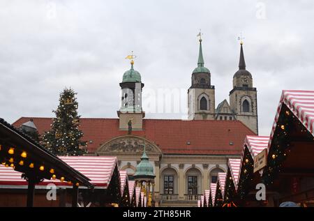 12.12.2023 Magdeburg Deutschland/ Sachsen Anhalt/ Landeshauptstadt Magdeburg/ Alter Markt/ Weihnachtsmark vor dem Rathaus/ im hintergrund die Johanniskirche/ Nutzung nur redaktionell/ *** 12 12 2023 Magdeburg Allemagne Saxe Anhalt capitale de l'État Magdeburg ancien marché de Noël devant la mairie en arrière-plan St.. Johns Church à des fins éditoriales uniquement Banque D'Images