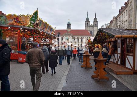 12.12.2023 Magdeburg Deutschland/ Sachsen Anhalt/ Landeshauptstadt Magdeburg/ Alter Markt/ Weihnachtsmarkt/ vor dem Rathaus/ im hintergrund die Johanniskirche/ Besucher/ Verkaufsstände/ Gäste/ ***Nutzung nur redaktionell***/ *** 12 12 2023 Magdeburg Allemagne Saxe Anhalt ancien marché de Noël devant la mairie de Magdeburg Les stands invités de Johns Church sont utilisés à des fins éditoriales uniquement Banque D'Images