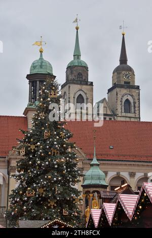 12.12.2023 Magdeburg Deutschland/ Sachsen Anhalt/ Landeshauptstadt Magdeburg/ Alter Markt/ Weihnachtsmarkt/ vor dem Rathaus aufgestellter Weihnachtsbaum daneben der Magdeburger Reiter/ im hintergrund die Johanniskirche *** 12 12 2023 Magdeburg Allemagne Saxe Anhalt cavalier en arrière-plan St. Johns Church Banque D'Images