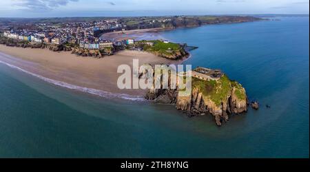 Une vue aérienne de l'île Sainte Catherines, de la plage Sud et de la ville de Tenby, pays de Galles par une journée ensoleillée Banque D'Images