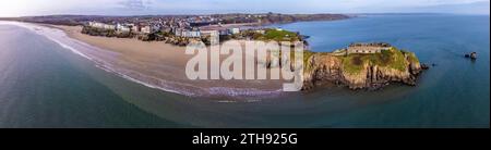 Une vue panoramique aérienne de l'île Sainte Catherines, de la plage Sud et de la ville de Tenby, pays de Galles par une journée ensoleillée Banque D'Images