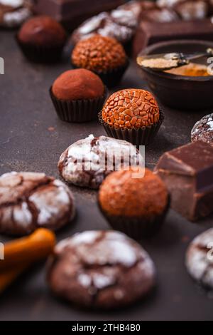 Biscuits faits maison au chocolat froissé avec chocolats au chocolat et à la cannelle, biscuits de Noël et sucreries Banque D'Images