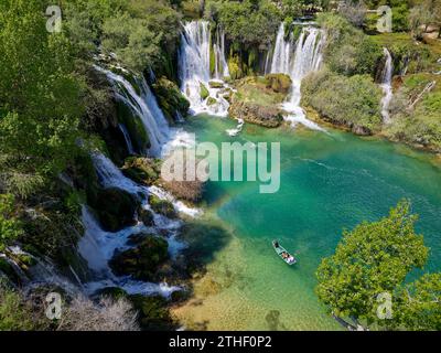 Vue aérienne de la cascade de Kravica en Bosnie-Herzégovine. La cascade de Kravica est une perle du paysage de l'Herzégovine. Banque D'Images