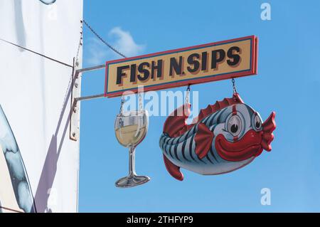 'Fish n.gorgées' restaurant sign, Luna Park Sydney, Milsons Point, Sydney, New South Wales, Australia Banque D'Images